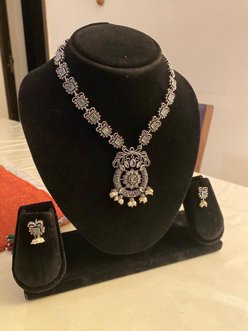 The Waheeda "Guide" Floral Set