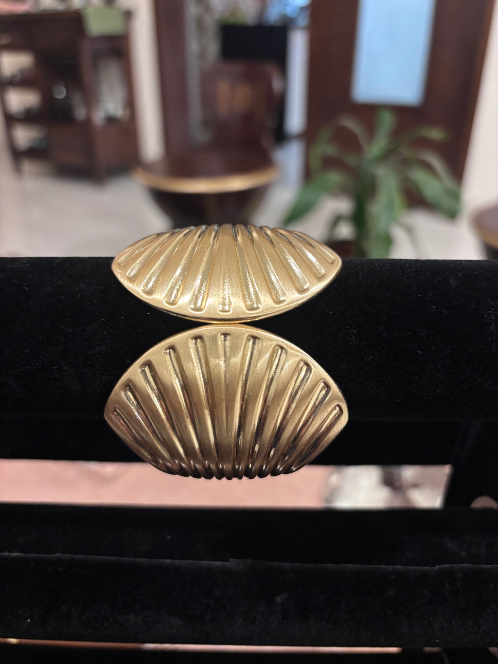 The Siren Shell Bangle